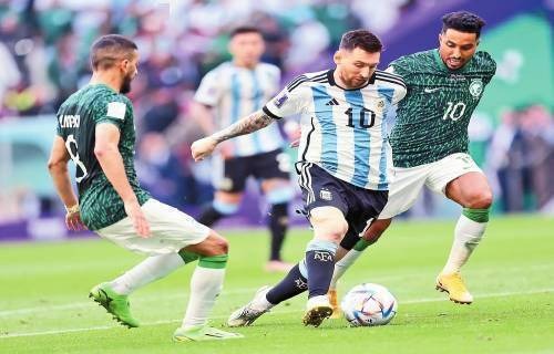 路易斯-迪亚斯本赛季德甲3次单场传射，同期五大联赛并列第一